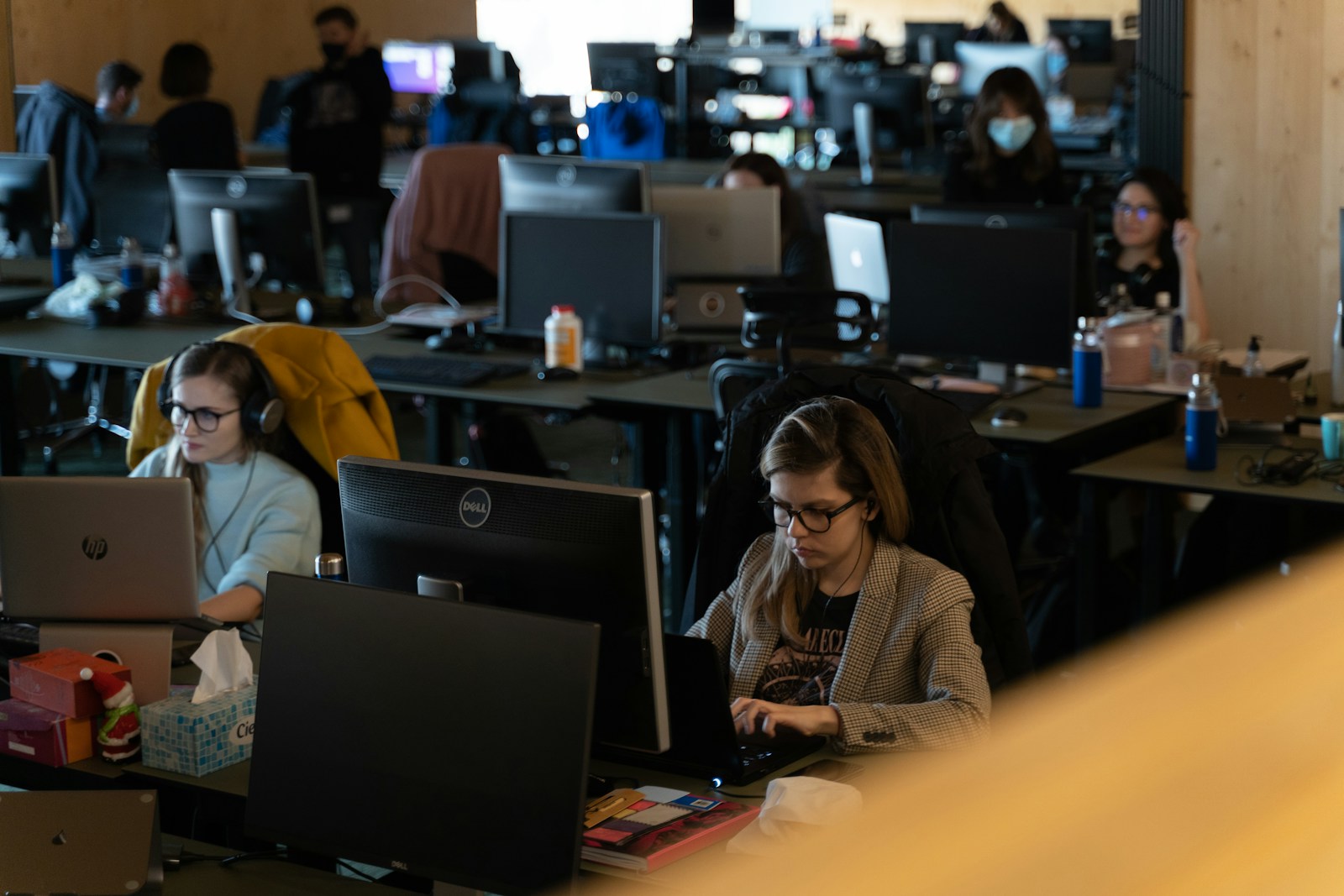 Najbardziej narażeni na utrat e pracy przez AI są pracownicy biurowi i kobiety. fot: Flipsnack/Unsplash