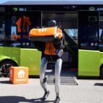 Inscenizacja dostawy autonomicznej Pyszne podczas Europejskiego Kongresu Gospodarczego w Katowicach (kwiecień 2026). Autorstwa Łukasz Bukowski - CC BY-SA 4.0