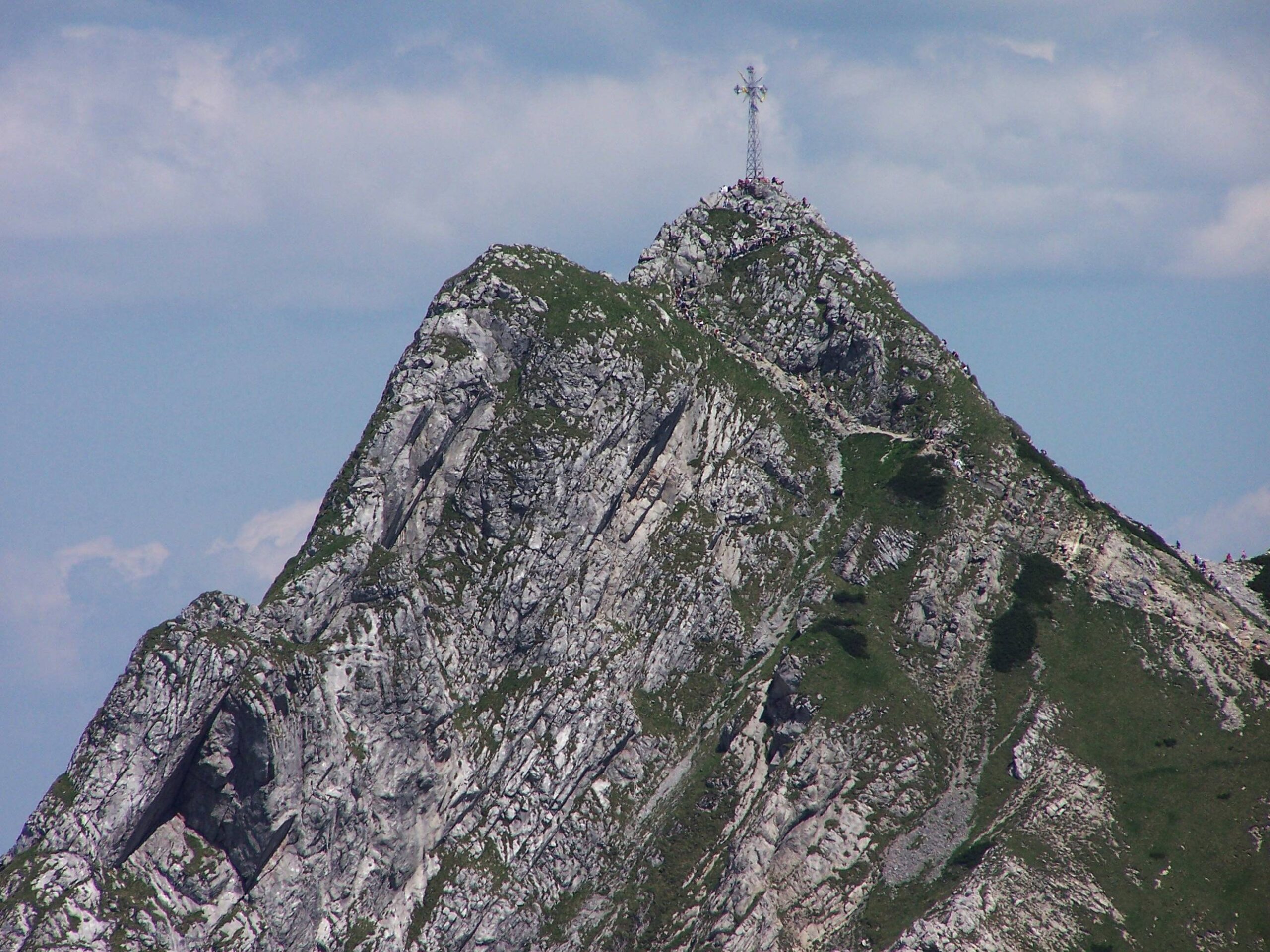 Giewont z widocznym metalowym krzyżem na szczycie – miejsce porażenia największej grupy turystów. Autorstwa Opioła Jerzy - Praca własna, CC BY 2.5