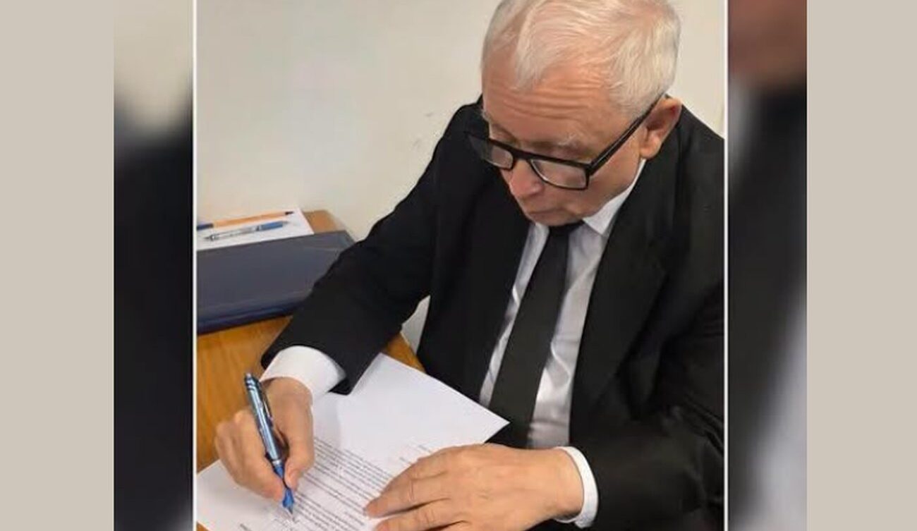 Jarosław Kaczyński podpisujący lojalkę. FB