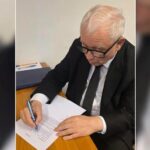 Jarosław Kaczyński podpisujący lojalkę. FB