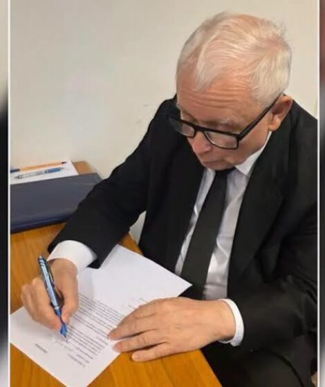 Jarosław Kaczyński podpisujący lojalkę. FB