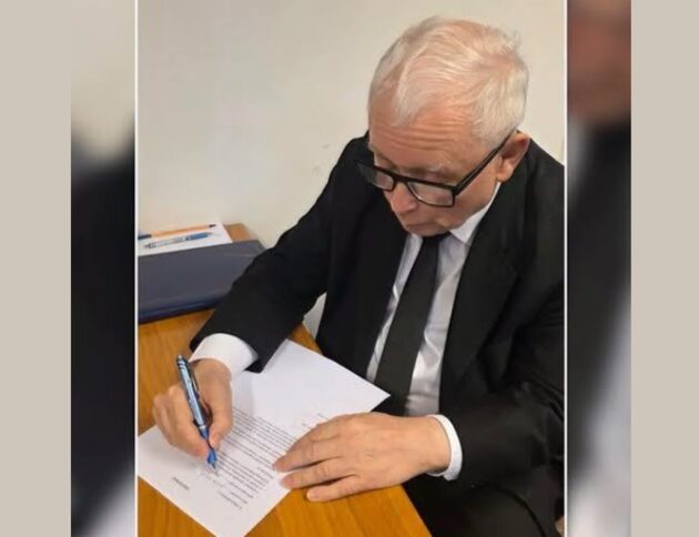 Jarosław Kaczyński podpisujący lojalkę. FB
