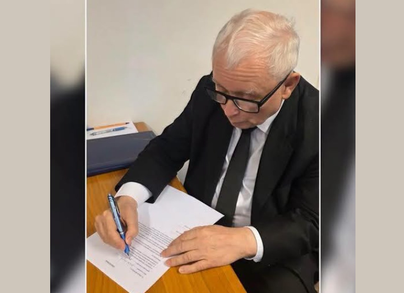 Jarosław Kaczyński podpisujący lojalkę. FB