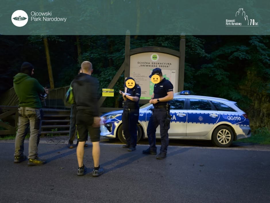 Policja nakłada mandaty na kierowców motocykli terenowych na terenie Parku Narodowego.