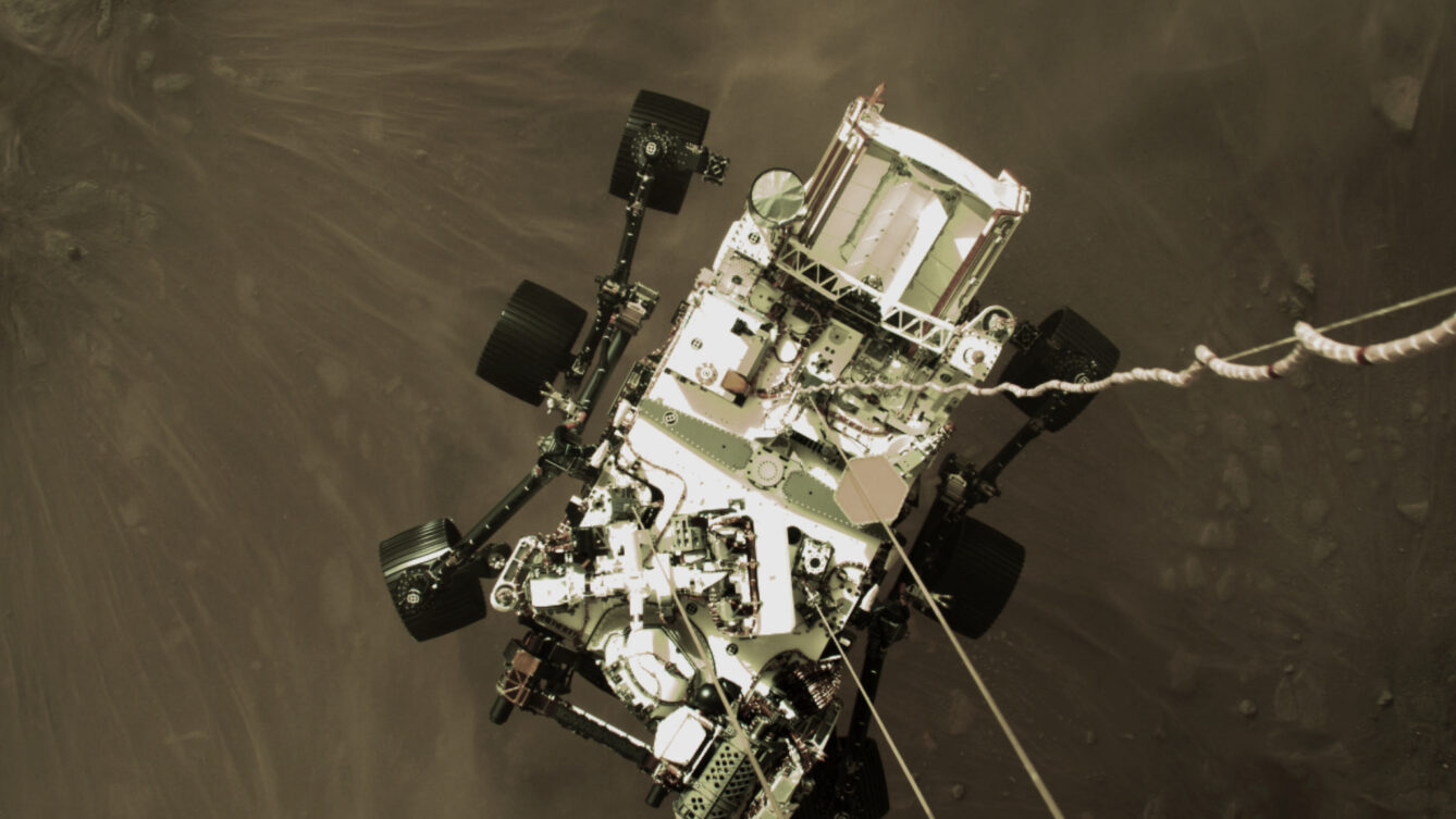 Zdjęcie łazika Perseverance z lądowania, zrobione od strony dźwigu-lądownika, Autorstwa NASA - https://mars.nasa.gov/resources/25609/high-resolution-still-image-of-perseverances-landing/, Domena publiczna