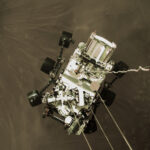 Zdjęcie łazika Perseverance z lądowania, zrobione od strony dźwigu-lądownika, Autorstwa NASA - https://mars.nasa.gov/resources/25609/high-resolution-still-image-of-perseverances-landing/, Domena publiczna