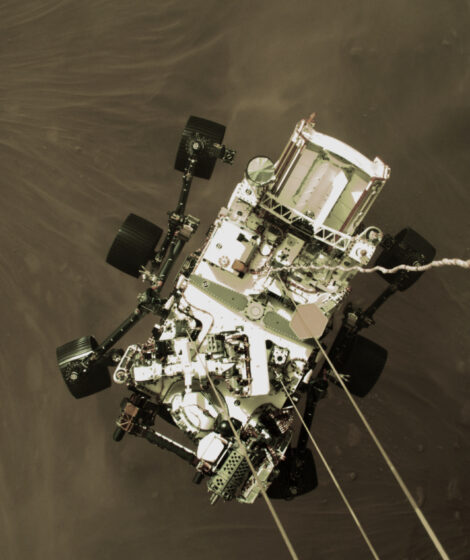 Zdjęcie łazika Perseverance z lądowania, zrobione od strony dźwigu-lądownika, Autorstwa NASA - https://mars.nasa.gov/resources/25609/high-resolution-still-image-of-perseverances-landing/, Domena publiczna