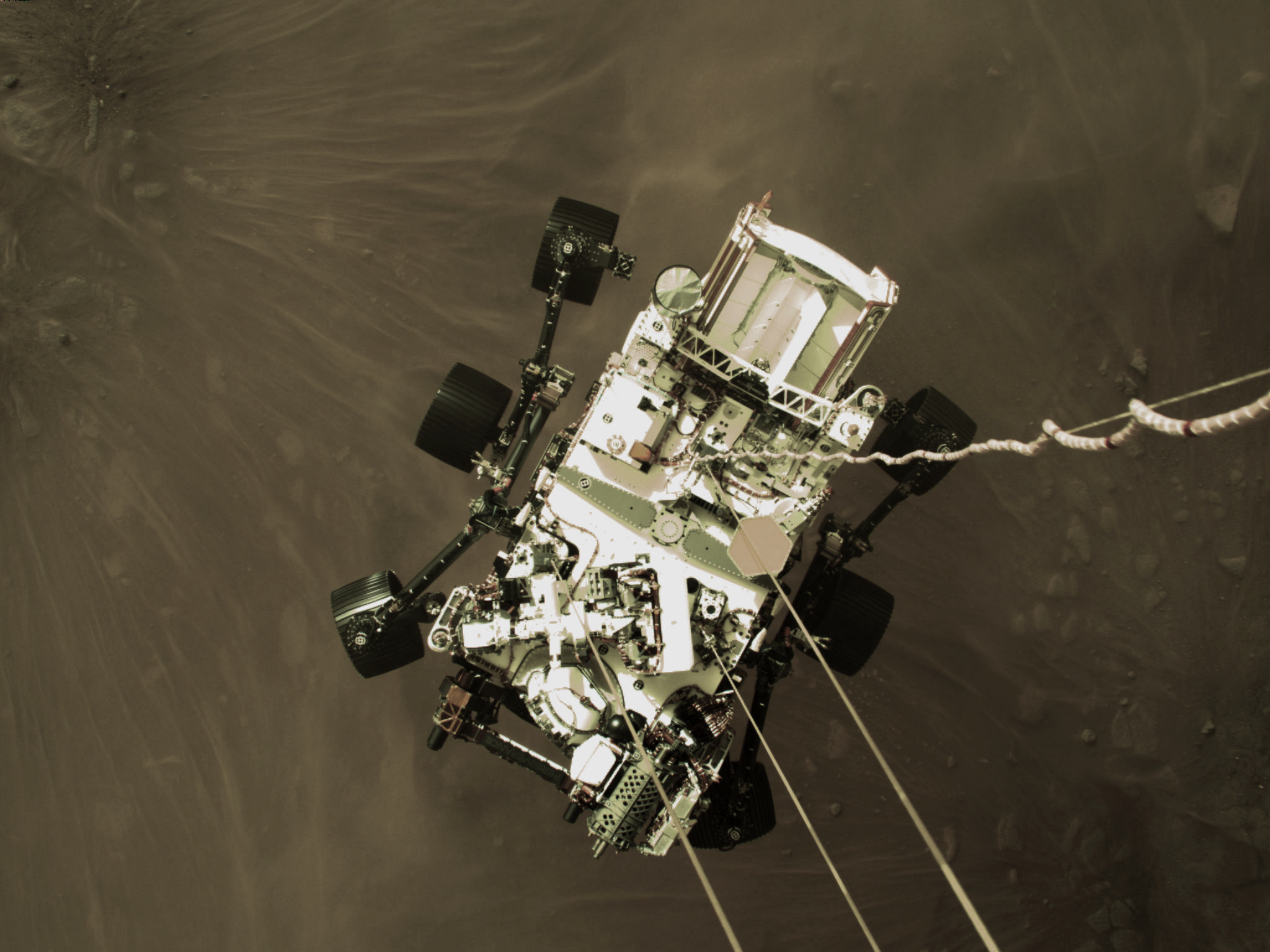 Zdjęcie łazika Perseverance z lądowania, zrobione od strony dźwigu-lądownika, Autorstwa NASA - https://mars.nasa.gov/resources/25609/high-resolution-still-image-of-perseverances-landing/, Domena publiczna