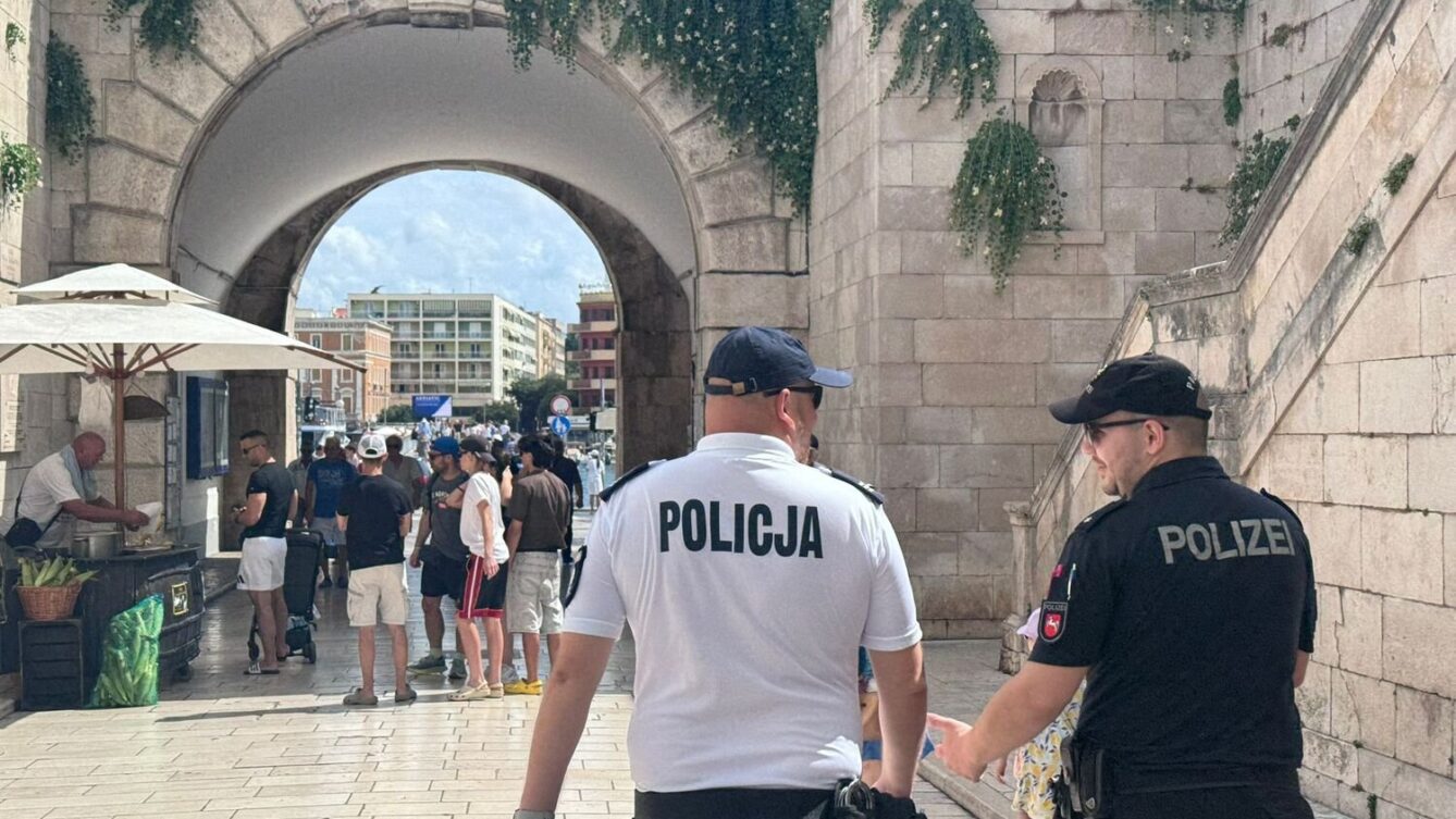 Polscy policjanci pełnią służbę patrolową w Chorwacji podczas wakacji