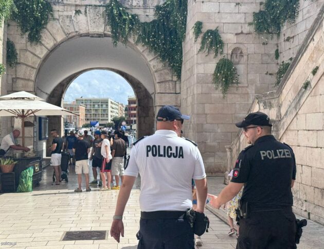 Polscy policjanci pełnią służbę patrolową w Chorwacji podczas wakacji