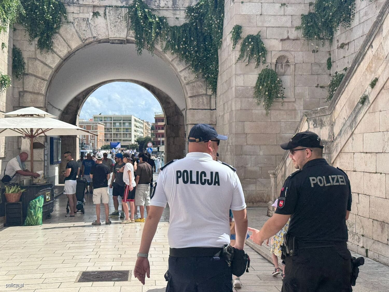 Polscy policjanci pełnią służbę patrolową w Chorwacji podczas wakacji