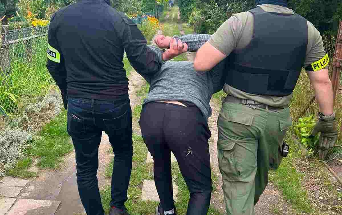 Policja aresztująca jednego ze  sprawców pobicia.