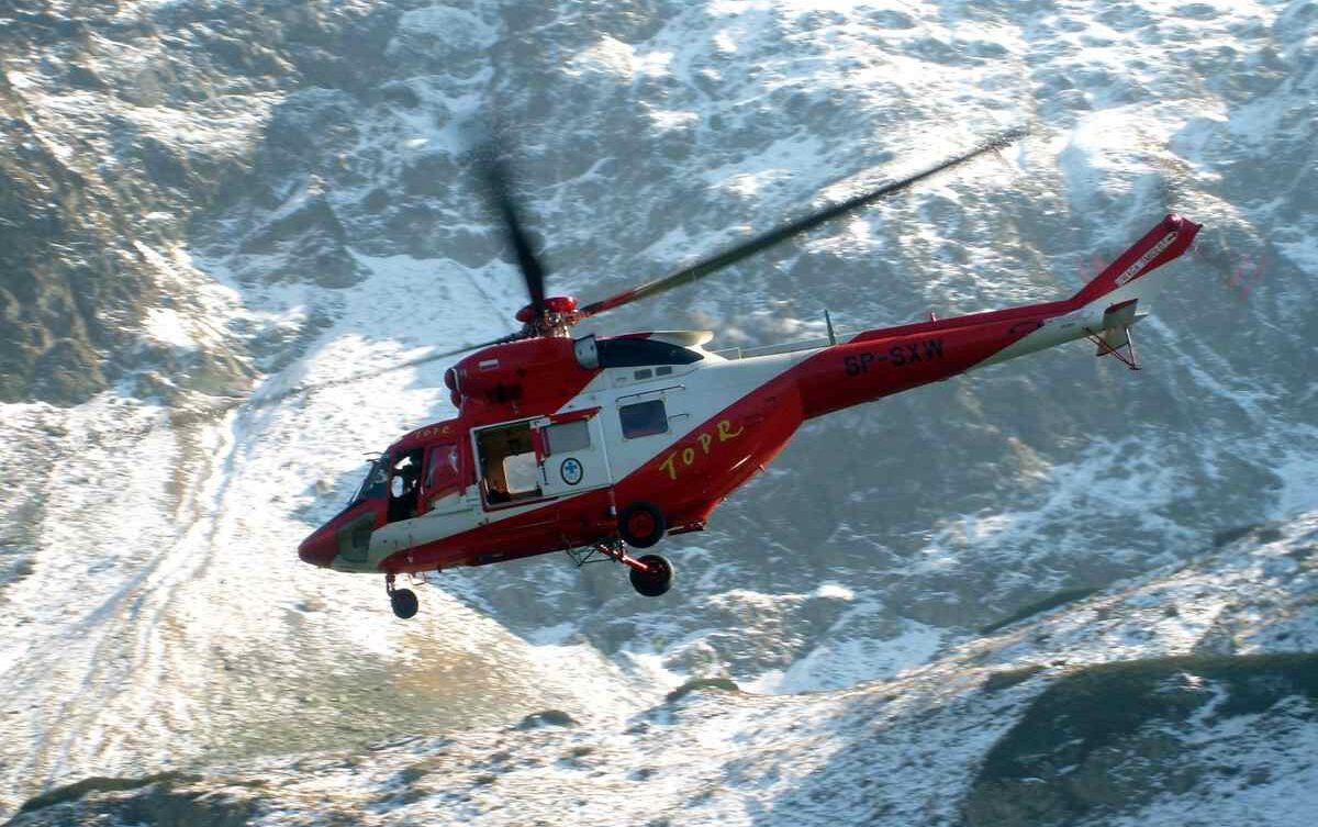 Śmigłowiec PZL W-3 Sokół TOPR-u podczas akcji ratunkowej. Autorstwa Grzegorz Mroczka - Praca własna, CC BY-SA 4.0