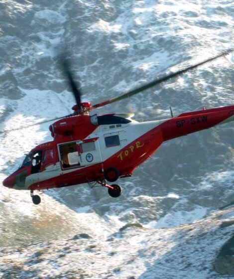 Śmigłowiec PZL W-3 Sokół TOPR-u podczas akcji ratunkowej. Autorstwa Grzegorz Mroczka - Praca własna, CC BY-SA 4.0