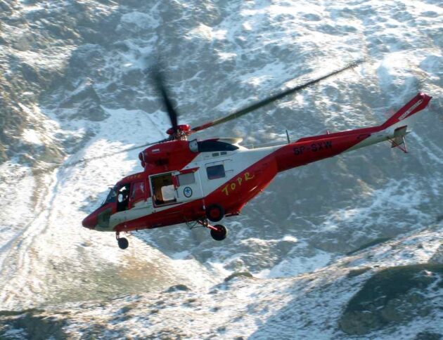 Śmigłowiec PZL W-3 Sokół TOPR-u podczas akcji ratunkowej. Autorstwa Grzegorz Mroczka - Praca własna, CC BY-SA 4.0