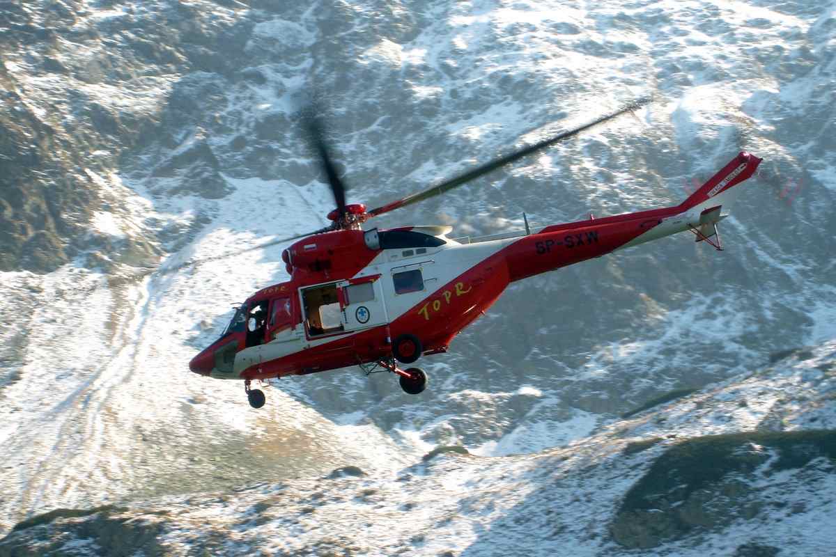 Śmigłowiec PZL W-3 Sokół TOPR-u podczas akcji ratunkowej. Autorstwa Grzegorz Mroczka - Praca własna, CC BY-SA 4.0