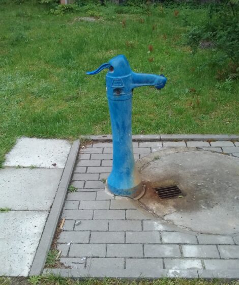 Studnia głębinowa wśród bloków przy ulicy Sikorskiego w Tomaszowie Mazowieckim. Autorstwa Warszawska róg Szerokiej w Tomaszowie Mazowieckim w województwie łódzkim, PL, EU. CC0 - Praca własna, CC0