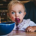 Aż 81 proc. badanych produktów dla małych dzieci było ultraprzetworzonych. Naukowcy sprawdzili zawartość cukru, sodu, tłuszczu i kalorii. fot: Derek Owens/Unsplash