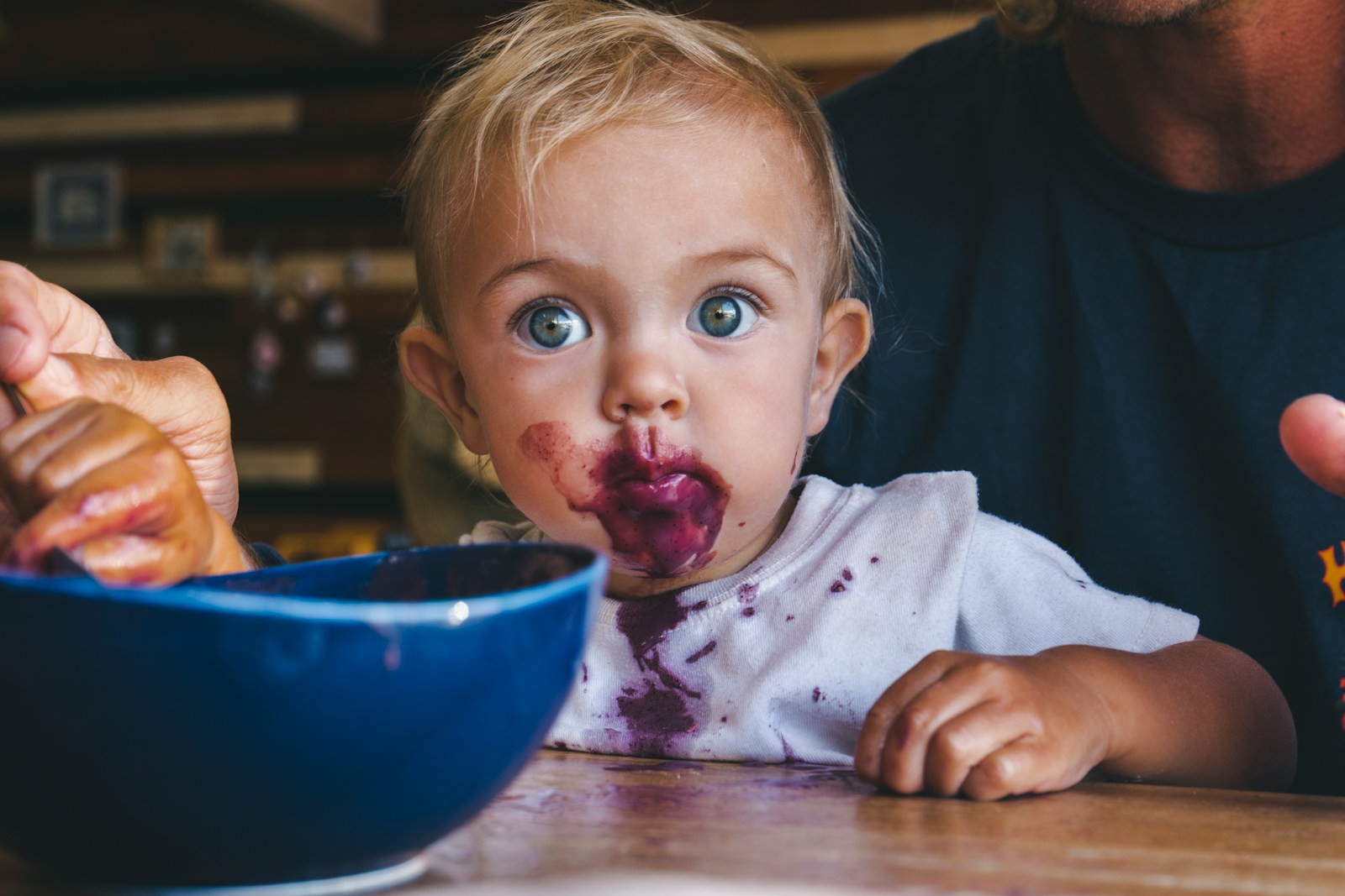 Aż 81 proc. badanych produktów dla małych dzieci było ultraprzetworzonych. Naukowcy sprawdzili zawartość cukru, sodu, tłuszczu i kalorii. fot: Derek Owens/Unsplash