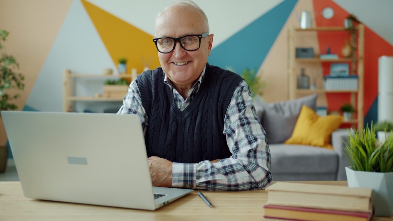 Niemal 880 tys. emerytów w Polsce nadal pracuje. Przeciętny pracujący emeryt ma prawie 68 lat, a niemal co trzeci skończył siedemdziesiątkę. Fot:  Vitaly Gariev/Unsplash