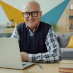 Niemal 880 tys. emerytów w Polsce nadal pracuje. Przeciętny pracujący emeryt ma prawie 68 lat, a niemal co trzeci skończył siedemdziesiątkę. Fot: Vitaly Gariev/Unsplash
