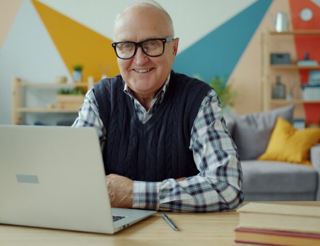Niemal 880 tys. emerytów w Polsce nadal pracuje. Przeciętny pracujący emeryt ma prawie 68 lat, a niemal co trzeci skończył siedemdziesiątkę. Fot: Vitaly Gariev/Unsplash