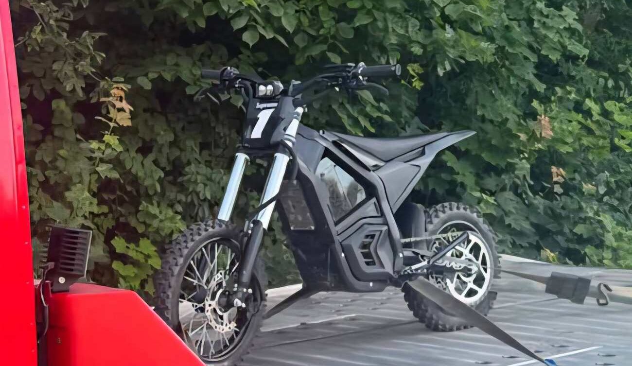 Mocny e-bike może być motorowerem lub motocyklem. Sprawdź, jakie prawo jazdy trzeba mieć, jak zarejestrować pojazd i ile kosztuje brak OC. Policja