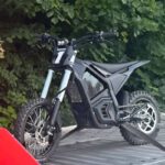 Mocny e-bike może być motorowerem lub motocyklem. Sprawdź, jakie prawo jazdy trzeba mieć, jak zarejestrować pojazd i ile kosztuje brak OC. Policja
