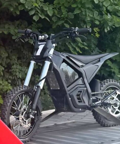 Mocny e-bike może być motorowerem lub motocyklem. Sprawdź, jakie prawo jazdy trzeba mieć, jak zarejestrować pojazd i ile kosztuje brak OC. Policja