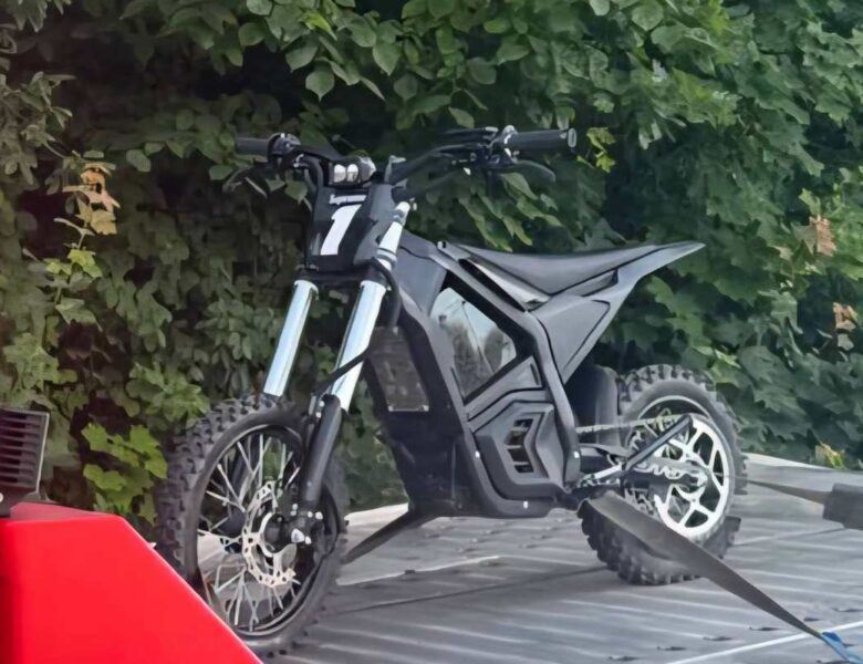 Mocny e-bike może być motorowerem lub motocyklem. Sprawdź, jakie prawo jazdy trzeba mieć, jak zarejestrować pojazd i ile kosztuje brak OC. Policja