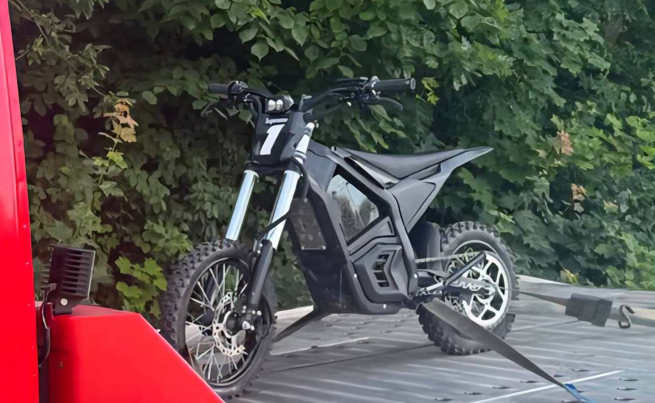 Mocny e-bike może być motorowerem lub motocyklem. Sprawdź, jakie prawo jazdy trzeba mieć, jak zarejestrować pojazd i ile kosztuje brak OC. Policja