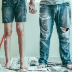 Remont podczas urlopu wybiera prawie 60 proc. pracujących Polaków. Samodzielna praca przy malowaniu i podłogach pozwala oszczędzić do 11 tys. zł. fot: Roselyn Tirado/Unsplash
