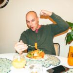 Powolne jedzenie wspiera sytość i kontrolę apetytu. Naukowcy radzą, aby posiłek trwał 20–30 minut, a telefon zniknął ze stołu. fot: Matthew Moloney/Unsplash