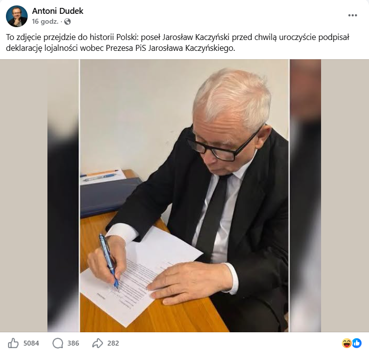 Zdjęcie Jarosława Kaczyńskiego podpisującego lojalkę. Post na FB Antoniego Dudka