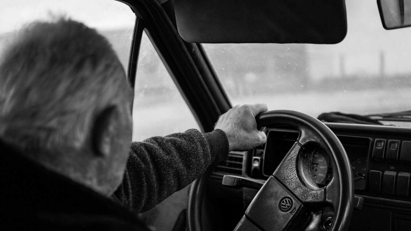 75-latek zasłabł za kierownicą. UE przyjęła nowe zasady badań kierowców, a Polska zdecyduje, czy częściej kontrolować zdrowie seniorów.