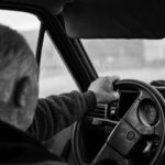 75-latek zasłabł za kierownicą. UE przyjęła nowe zasady badań kierowców, a Polska zdecyduje, czy częściej kontrolować zdrowie seniorów.