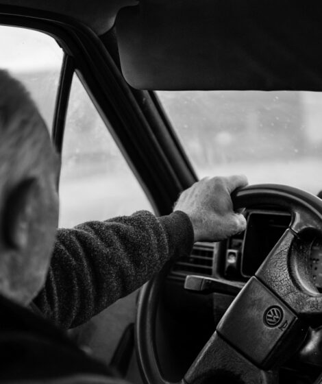 75-latek zasłabł za kierownicą. UE przyjęła nowe zasady badań kierowców, a Polska zdecyduje, czy częściej kontrolować zdrowie seniorów.