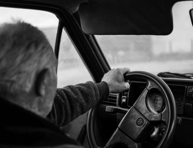 75-latek zasłabł za kierownicą. UE przyjęła nowe zasady badań kierowców, a Polska zdecyduje, czy częściej kontrolować zdrowie seniorów.