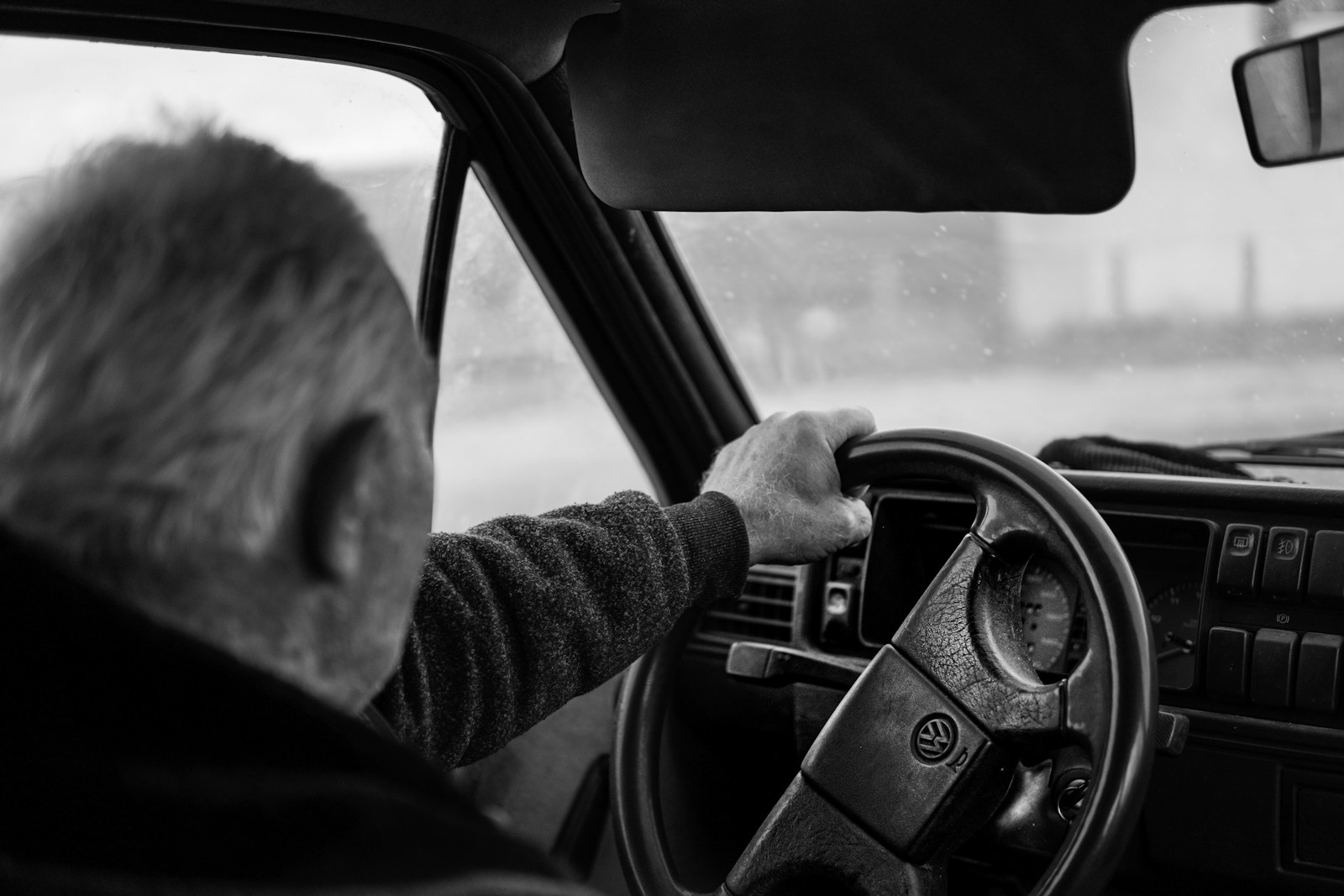 75-latek zasłabł za kierownicą. UE przyjęła nowe zasady badań kierowców, a Polska zdecyduje, czy częściej kontrolować zdrowie seniorów.