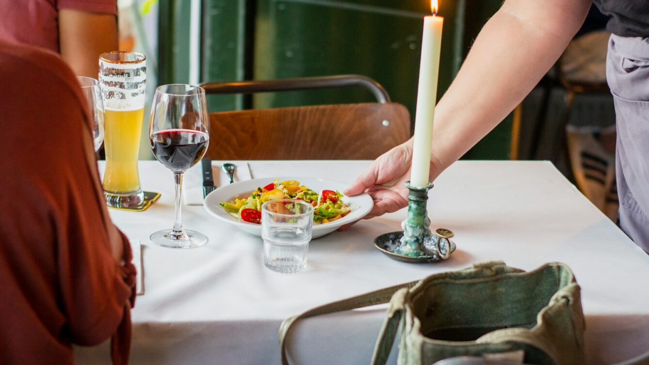 Hotele i restauracje ograniczają inwestycje. Barometr EFL dla branży HoReCa spadł do najniższego poziomu od końca 2024 roku. fot: Louis Hansel/Unsplash