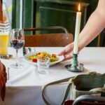 Hotele i restauracje ograniczają inwestycje. Barometr EFL dla branży HoReCa spadł do najniższego poziomu od końca 2024 roku. fot: Louis Hansel/Unsplash