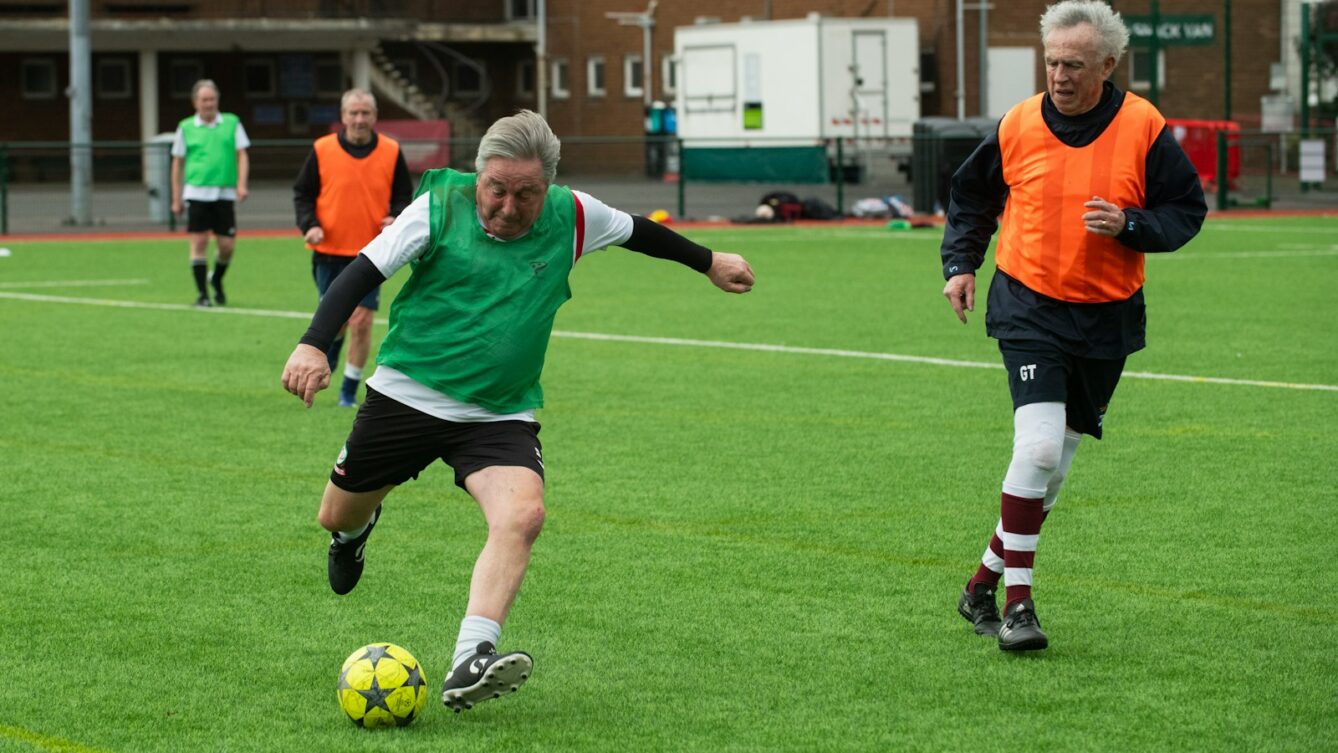 Endoproteza biodra lub kolana nie musi kończyć aktywnego życia. Ortopeda tłumaczy, kiedy i do jakiego sportu można bezpiecznie wrócić. fot: Age Cymru/Unsplash