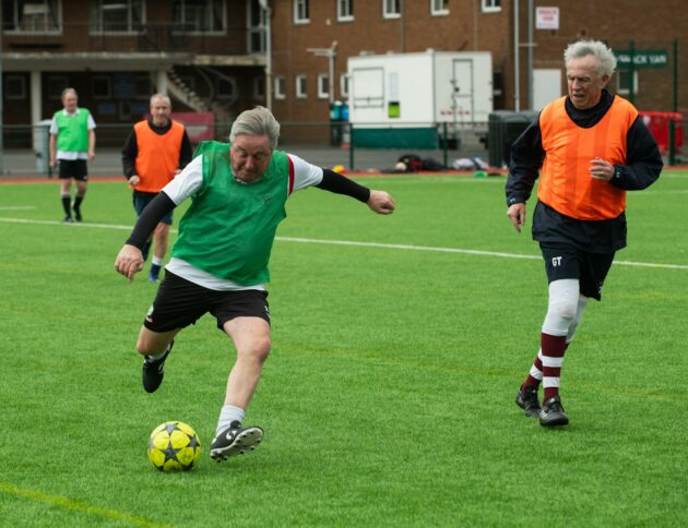 Endoproteza biodra lub kolana nie musi kończyć aktywnego życia. Ortopeda tłumaczy, kiedy i do jakiego sportu można bezpiecznie wrócić. fot: Age Cymru/Unsplash