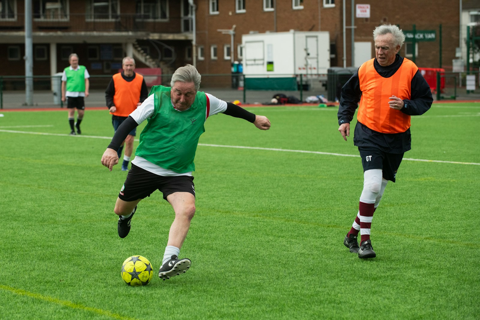 Endoproteza biodra lub kolana nie musi kończyć aktywnego życia. Ortopeda tłumaczy, kiedy i do jakiego sportu można bezpiecznie wrócić. fot: Age Cymru/Unsplash