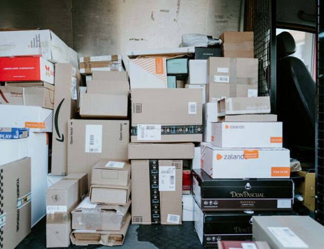 Od 1 lipca 2026 roku UE wprowadziła cło 3 euro na tanie paczki spoza UE. fot: Claudio Schwarz/Unsplash