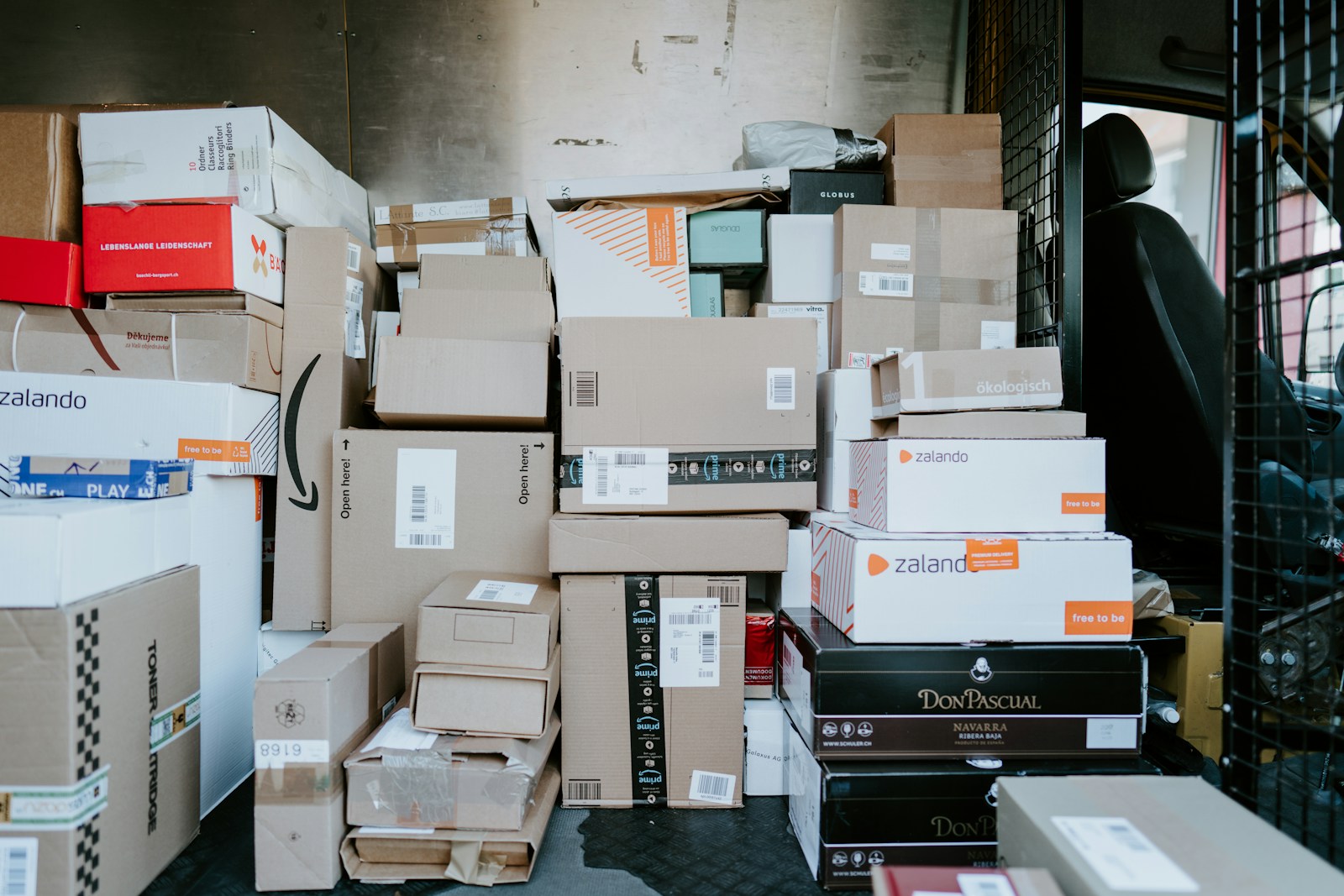 Od 1 lipca 2026 roku UE wprowadziła cło 3 euro na tanie paczki spoza UE. fot: Claudio Schwarz/Unsplash