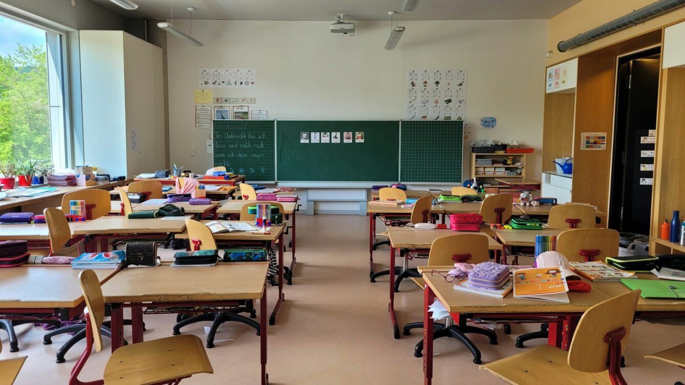 Katecheci skarżą się na utratę godzin, a szkoły prowadzą 6500 rekrutacji. Nauczyciele religii mogą zdobyć nowe kwalifikacje z dofinansowaniem. fot: Nathan Cima/Unsplash