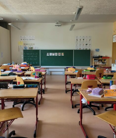 Katecheci skarżą się na utratę godzin, a szkoły prowadzą 6500 rekrutacji. Nauczyciele religii mogą zdobyć nowe kwalifikacje z dofinansowaniem. fot: Nathan Cima/Unsplash