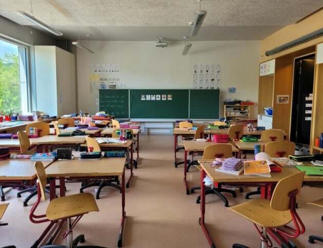 Katecheci skarżą się na utratę godzin, a szkoły prowadzą 6500 rekrutacji. Nauczyciele religii mogą zdobyć nowe kwalifikacje z dofinansowaniem. fot: Nathan Cima/Unsplash